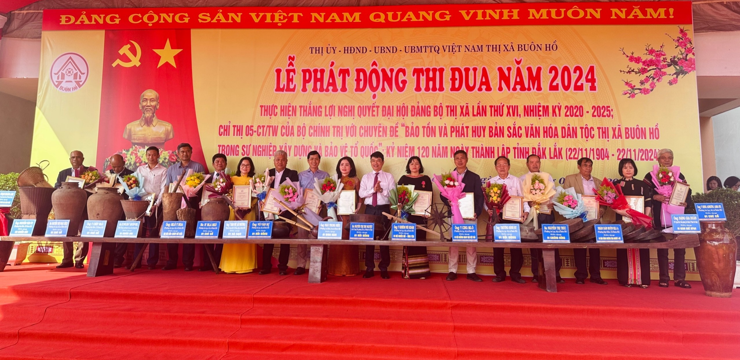 1 TẬP THỂ, 16 CÁ NHÂN TIÊN PHONG HIẾN TẶNG MỘT SỐ VẬT PHẨM VĂN HOÁ TRUYỀN THỐNG